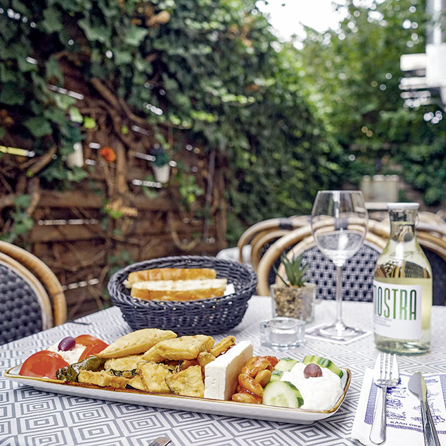 Vorspeisenplatte auf Terrasse an der Celler Straße
