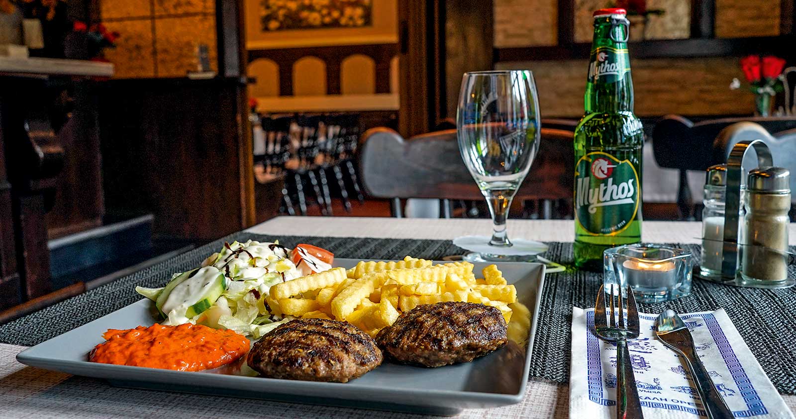 Bifteki mit Salat und Pommes, Mythos-Bier im Restaurant Der Grieche