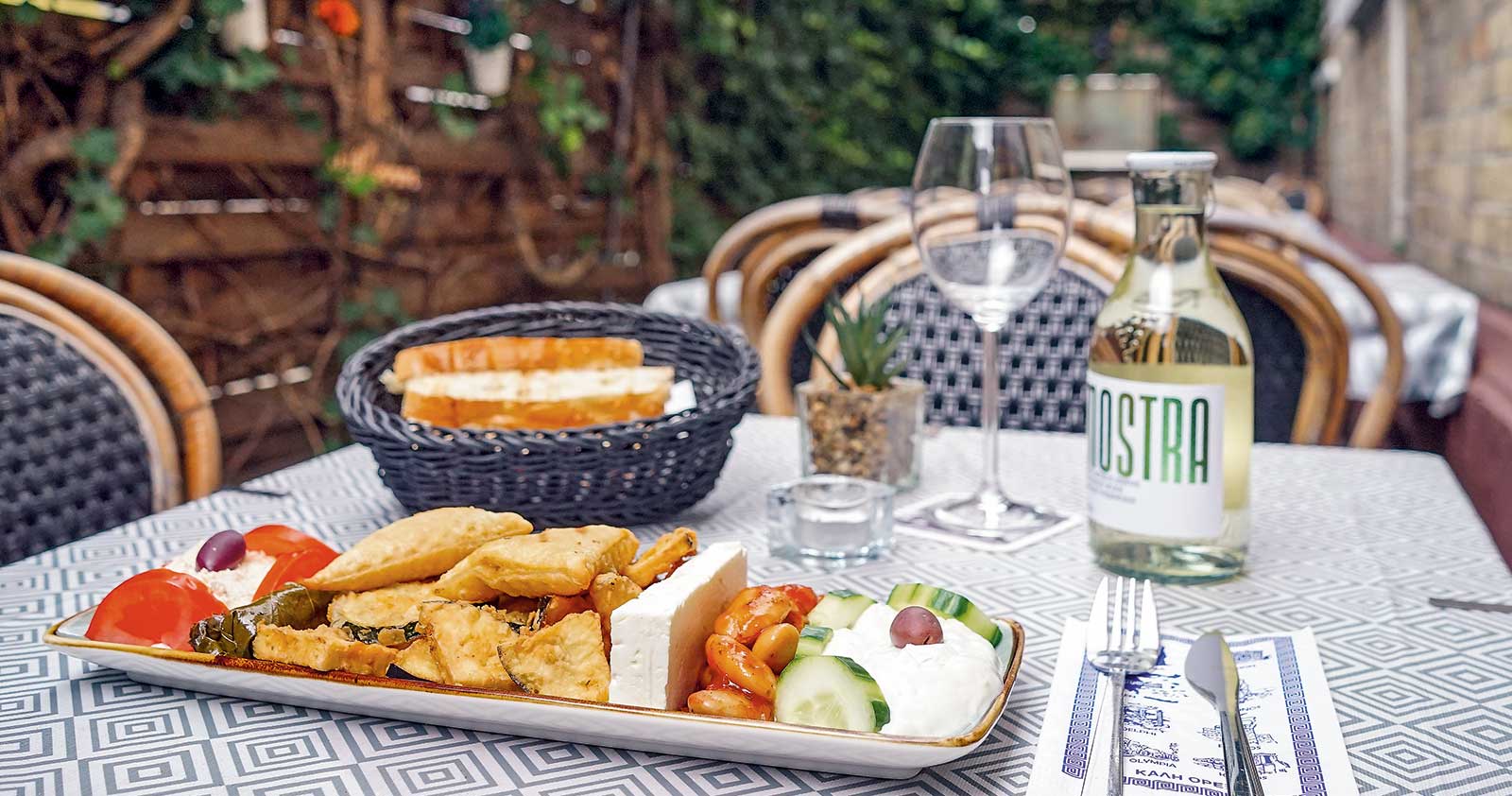 Meze-Teller auf der Terrasse – Feta, Gemüse und Dips
